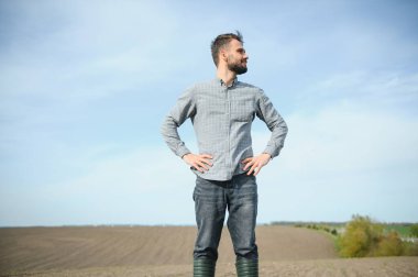 Botlu bir çiftçi baharda ekilen bir tarlada çalışır. Sonbaharda tarlada sürülen tarlaları değerlendiren bir tarım uzmanı. Tarım