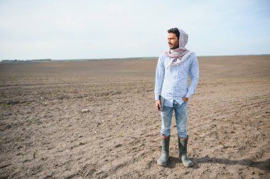 Genç Hintli çiftçi tarlasında.