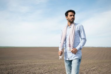 Genç Hintli çiftçi tarlasında.