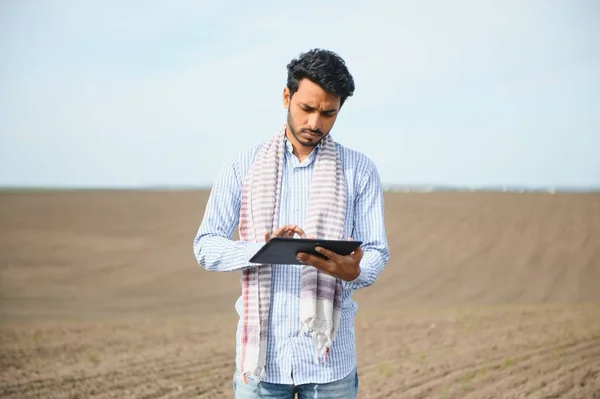 Mladý Indiánský Farmář Před Zasetím Kontroluje Své Pole — Stock fotografie