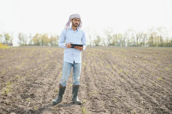 Jovem Agricultor Indiano Seu Campo — Fotografia de Stock