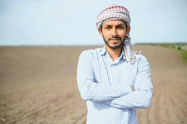 Petani Muda India Berdiri Ladang Pertanian Kunyit Hijau — Stok Foto