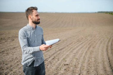 Bir çiftçi ekmeden önce toprağın kalitesini kontrol eder