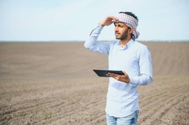 Genç Hintli çiftçi tarlasında.