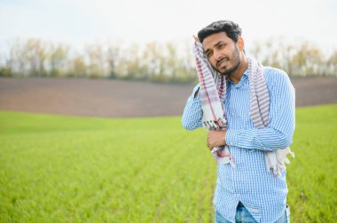 Tarım tarlasında Hint çiftçisi.