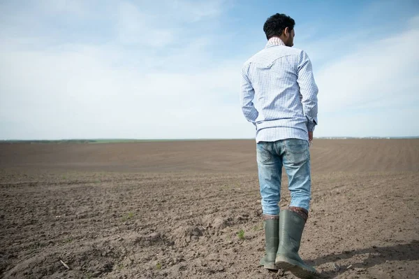 Egy Fiatal Indiai Farmer Vetés Előtt Ellenőrzi Földjét — Stock Fotó