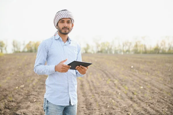 Egy Fiatal Indiai Farmer Vetés Előtt Ellenőrzi Földjét — Stock Fotó