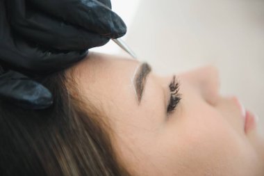 Kaş kalıcı hale getirme Master makyaj.