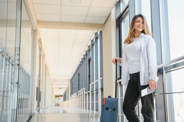 genç ve güzel kadın yolcu havaalanında.