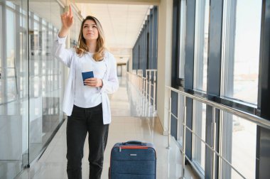 genç ve güzel kadın yolcu havaalanında.