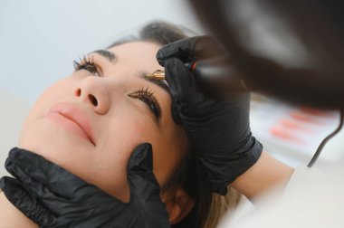 Kaş kalıcı hale getirme Master makyaj.