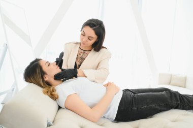 Kalıcı makyaj prosedürü. Dövme salonunda dudak makyajı