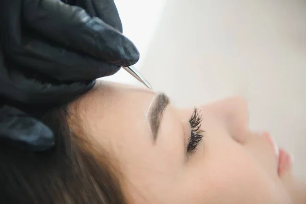 Kosmetikerin Schminkt Augenbrauen Tätowierung Dauerhaft — Stockfoto