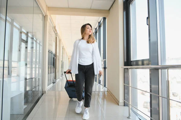 Junge Hübsche Frau Mit Gepäck Internationalen Flughafen Warten Auf Ihren — Stockfoto