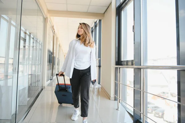 Junge Hübsche Frau Mit Gepäck Internationalen Flughafen Warten Auf Ihren — Stockfoto