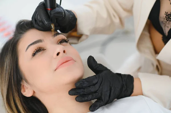 Cosmetoloog Aanbrengen Van Permanente Make Wenkbrauw Tatoeage — Stockfoto