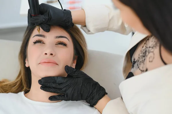 Cosmetologo Che Applica Trucco Permanente Sopracciglia Sopracciglio Tatuaggio — Foto Stock