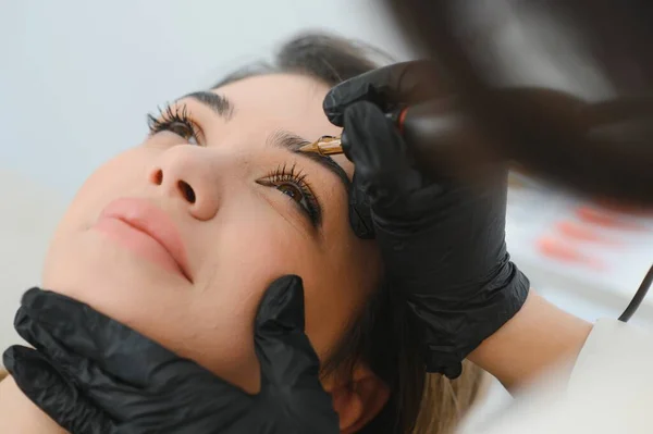 Junge Frau Während Der Prozedur Des Permanenten Augenbrauen Make Ups — Stockfoto