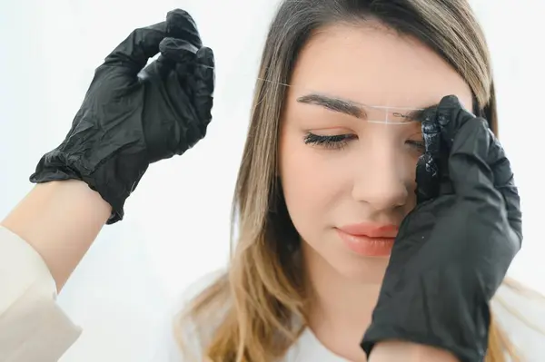 Kosmetikerin Schminkt Augenbrauen Tätowierung Dauerhaft — Stockfoto