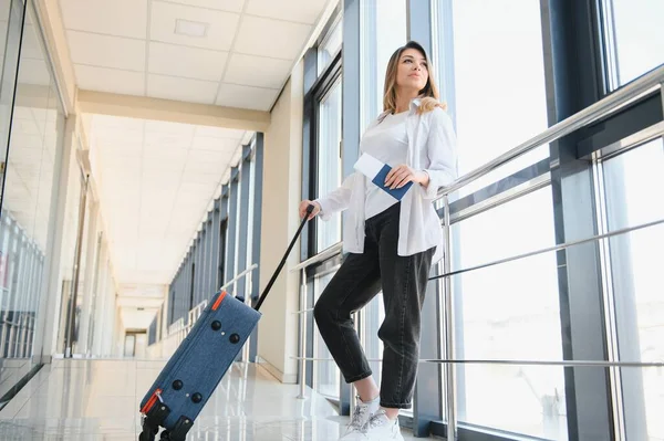 Glückliche Frau Auf Reisen Und Fuß Flughafen — Stockfoto