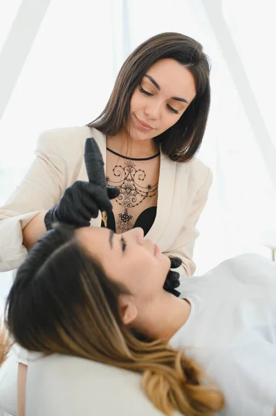 Kosmetikerin Schminkt Augenbrauen Tätowierung Dauerhaft — Stockfoto