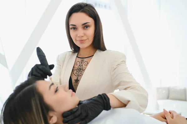 Cosmetologist Applying Permanent Make Eyebrows Eyebrow Tattoo — Stock Photo, Image