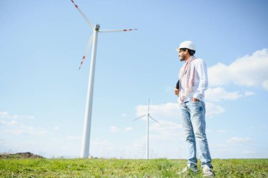 Alternatif yenilenebilir rüzgar enerjisi çiftliğinde çalışan mühendis - sürdürülebilir enerji endüstrisi kavramı.