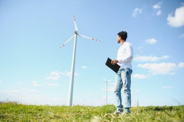 Yel değirmeni mühendisi denetimi ve ilerlemesi Rüzgar türbinini kontrol et.