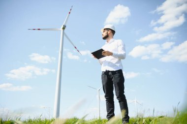 Mühendis, türbin üretimini kontrol ediyor..