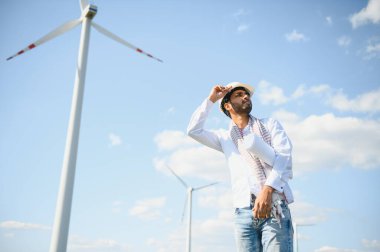 Hintli Engeenier yel değirmenlerine karşı duruyor.