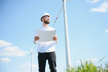 Alternatif yenilenebilir rüzgar enerjisi çiftliğinde çalışan mühendis - sürdürülebilir enerji endüstrisi kavramı.