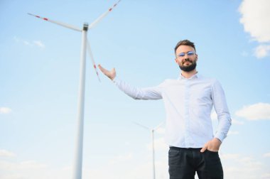 Mühendis, türbin üretimini kontrol ediyor..