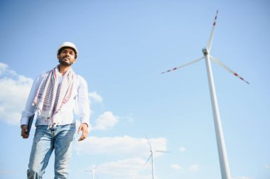 Hintli Engeenier yel değirmenlerine karşı duruyor.