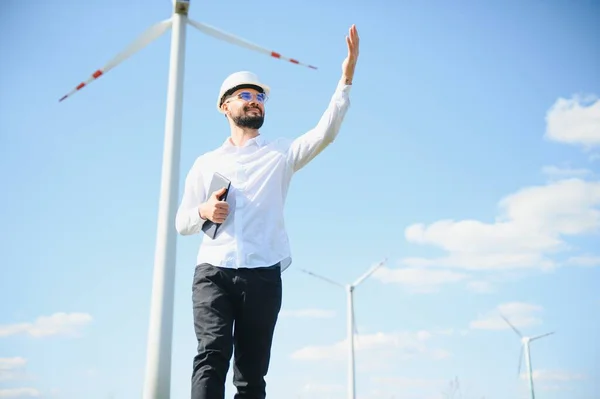 Alternatif Yenilenebilir Rüzgar Enerjisi Çiftliğinde Çalışan Mühendis Sürdürülebilir Enerji Endüstrisi — Stok fotoğraf