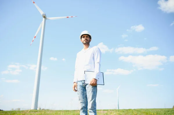 Ingenieur India Man Werkzaam Windmolen Boerderij Opwekken Van Elektriciteit Schone — Stockfoto