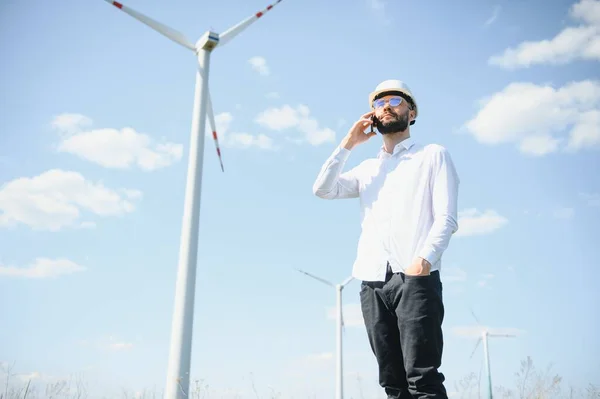 エンジニアは風力タービンのエネルギー生産をチェックしています 風車公園の労働者 — ストック写真