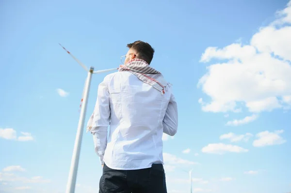 Arap Adam Dağda Rüzgar Türbiniyle Dikiliyor — Stok fotoğraf
