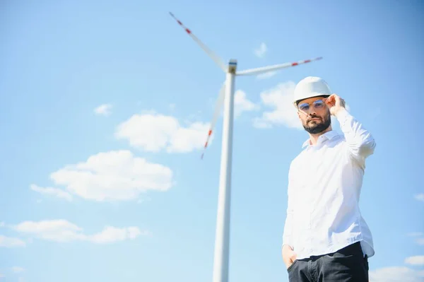 Mühendis Rüzgar Türbinindeki Enerji Üretimini Kontrol Ediyor Yel Değirmenleri Parkında — Stok fotoğraf