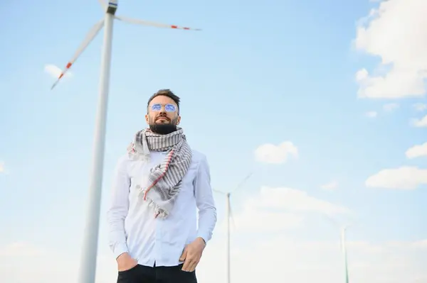 Aziatische Arabische Engeenier Staande Tegen Windmolens — Stockfoto