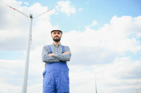 Windmill Turbin Insinyur Pemeliharaan Berdiri Peternakan Angin — Stok Foto