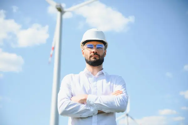 Insinyur Sedang Memeriksa Produksi Energi Pada Turbin Angin Bekerja Kincir — Stok Foto