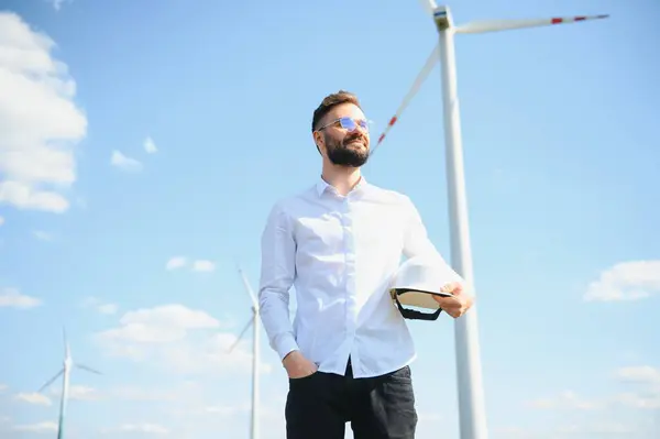 Alternatif Yenilenebilir Rüzgar Enerjisi Çiftliğinde Çalışan Mühendis Sürdürülebilir Enerji Endüstrisi — Stok fotoğraf