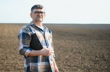 Tarlada yaşlı bir çiftçi. Tarım, mahsul kavramı