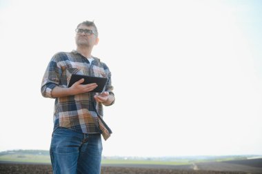 Bir çiftçi ekmeden önce toprağın kalitesini kontrol eder