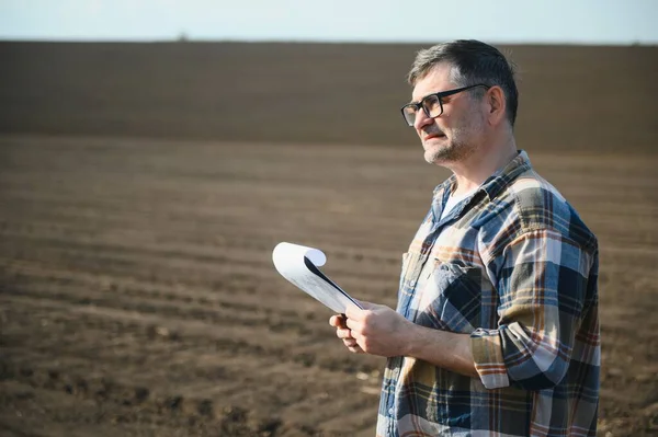 Seorang Petani Bekerja Ladang Yang Ditabur Musim Semi Seorang Agronomis — Stok Foto