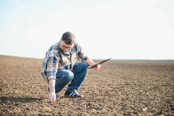 Çiftçi Toprakta Çalışıyor Erkek Çiftçi Tarlada Çiftçilik Yapıyor Baharda Toprağa — Stok fotoğraf