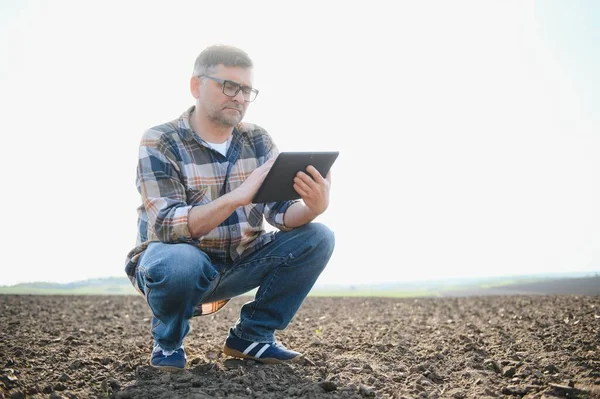 Farmer Pracuje Ziemi Męski Rolnik Zaoranym Polu Sadzący Zboża Wiosną — Zdjęcie stockowe