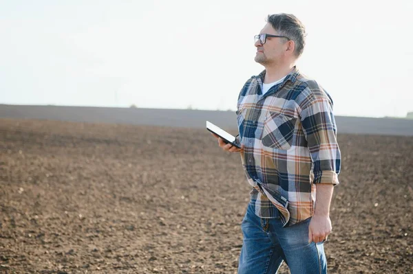 Seorang Petani Memeriksa Kualitas Tanah Sebelum Menabur — Stok Foto