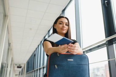 Güzel bayan havaalanında uçağını bekliyor..