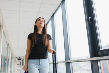 genç ve güzel kadın yolcu havaalanında.